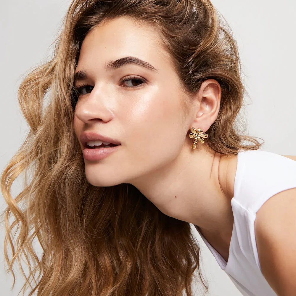 SER REBELDE DRAGONFLY GOLD EARRINGS - Image 4