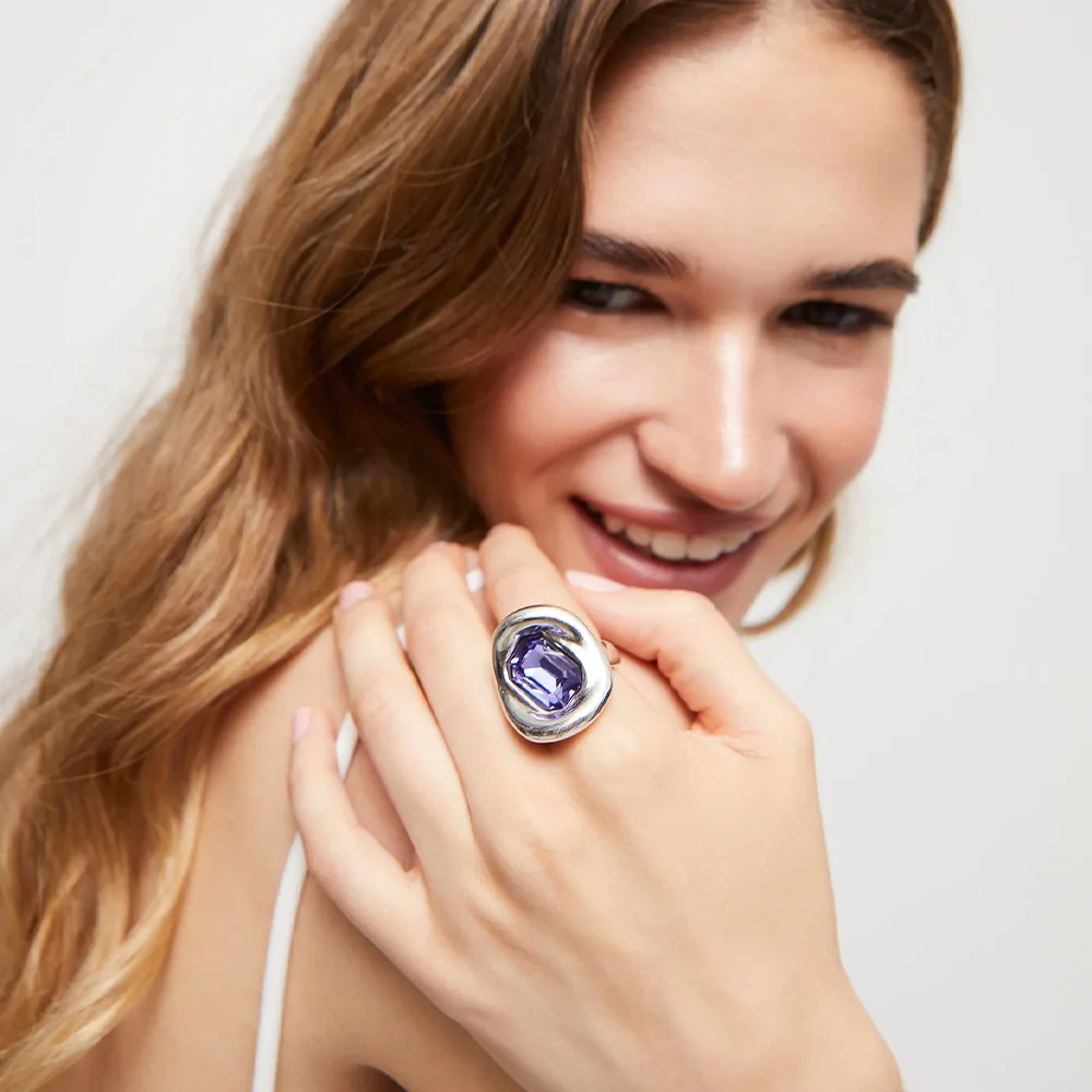 SER VALIENTE PURPLE CRYSTAL CURVACEOUS SILVER RING - Image 4